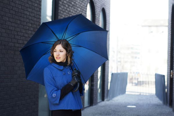 عکس مد زن جوان جذاب با چتر