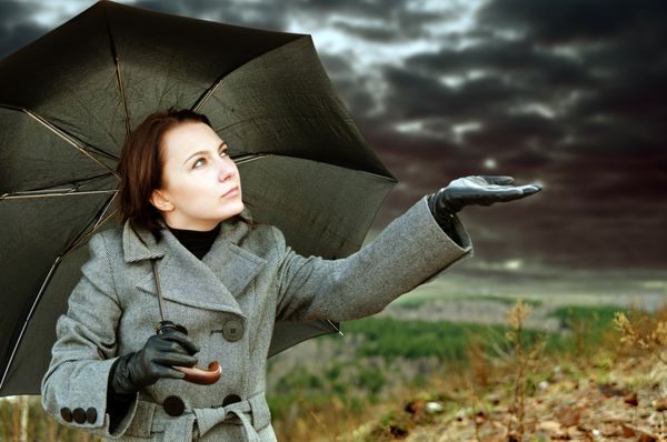 زن جوان با چتر سیاه