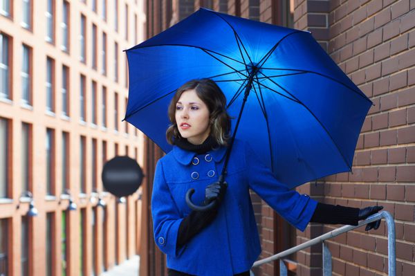 عکس مد زن جوان جذاب با چتر