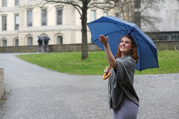 زن جوان شاد زیر باران