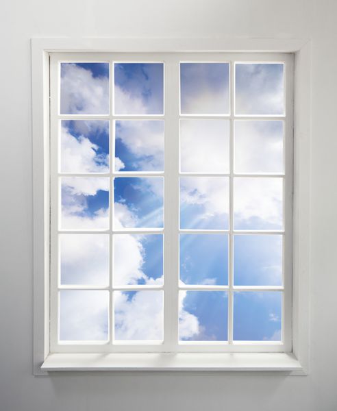 پنجره مسکونی مدرن با ابرها و پرتوهای نور شامل مسیر برش است