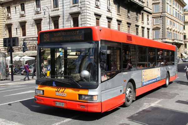 رم - 13 مه اتوبوس iveco توسط atac در 13 مه 2010 در رم ایتالیا اداره می شود atac اپراتور اصلی اتوبوس در رم است با 350 خط اتوبوس و 8000 ایستگاه اتوبوس یکی از بزرگترین اپراتورهای اتوبوس در سراسر جهان است