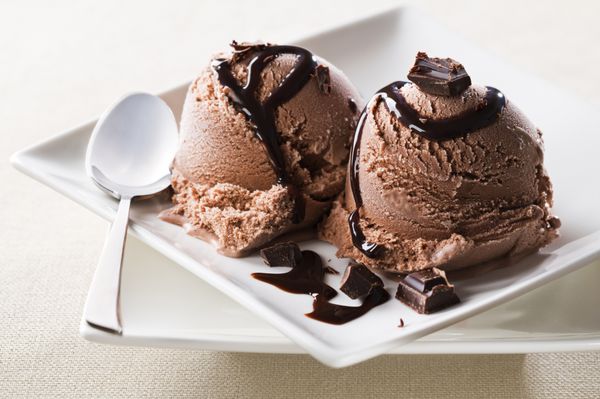 بستنی شکلاتی با شربت از نزدیک