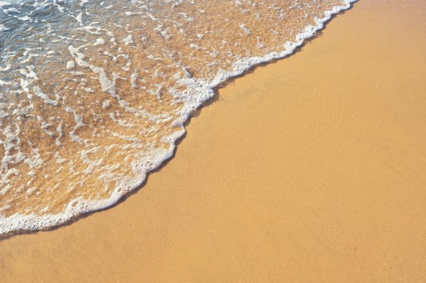 موج نرم دریا در ساحل شنی