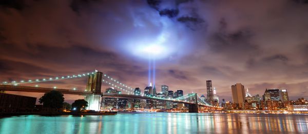 شهر نیویورک نیویورک - سپتامبر 11 پرتوهای نور در نقطه صفر به یاد مرکز تجارت جهانی که در 11 سپتامبر 2010 در 11 سپتامبر 2010 در منهتن شهر نیویورک نیویورک تخریب شد روشن می شود
