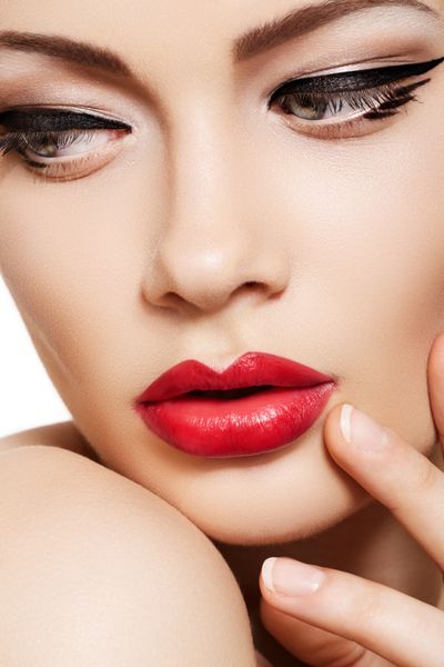 پرتره کلوزآپ مدل زن جوان قفقازی با آرایش لب های قرمز پر زرق و برق آرایش چشم با پیکان چهره خالص پوست تمیز کامل سبک زیبایی رترو