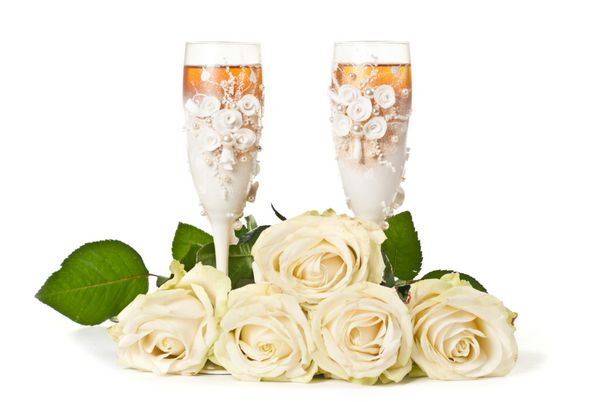 حلقه های ازدواج با گل رز و عینک روی سفید