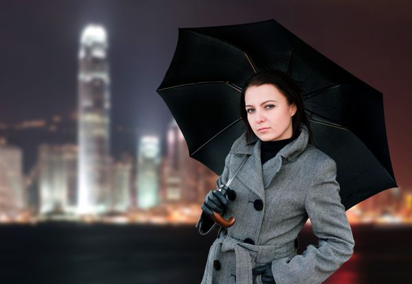 زن با چتر در شهر شبانه