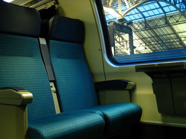 دو صندلی قطار