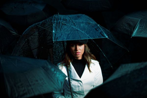 دختر جوان با چتر