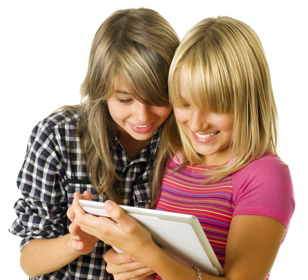 نوجوانان با استفاده از پد لمسی تبلت کامپیوتر