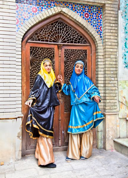 ژست گرفتن مردان ایرانی با لباس سنتی در پارک تهران ایران