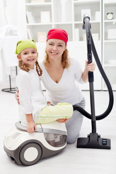 روز نظافت - زن و دختر کوچک در حال آماده شدن برای مرتب کردن خانه