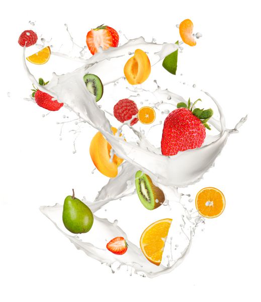 مخلوط میوه در پاشش شیر جدا شده در زمینه سفید