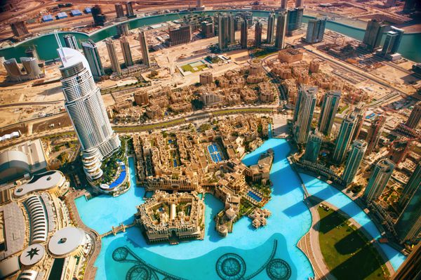 دبی امارات متحده عربی - 29 نوامبر دبی نمای بالای مرکز شهر دبی از بلندترین ساختمان جهان برج خلیفه به ارتفاع 828 متر در 29 نوامبر 2011 در دبی امارات متحده عربی نمای روز