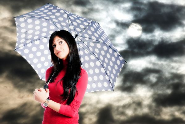 زن زیر چتر و آسمان ابر