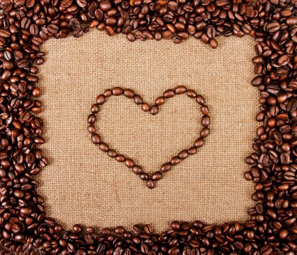 قلب از دانه های قهوه در گونی