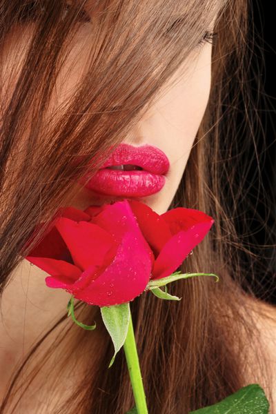 لب های زن زیبا و رز قرمز