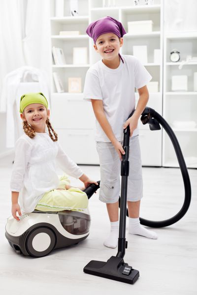 مرتب کردن روز - کودکان اتاق خود را با استفاده از جاروبرقی تمیز می کنند