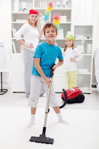 روز تمیز کردن - بچه ها به مادرشان در انجام کارهای خانه کمک می کنند