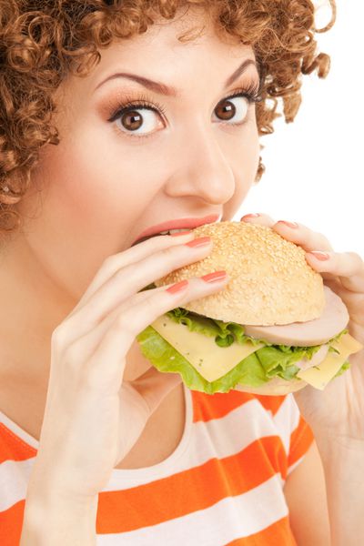 زن سرگرم کننده با ساندویچ در پس زمینه سفید