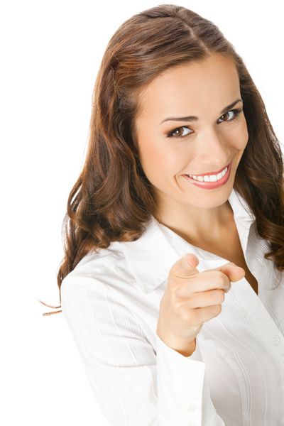 پرتره زن جوان شاد و خندان تاجر که با انگشت به سمت بیننده اشاره می کند جدا شده روی پس زمینه سفید