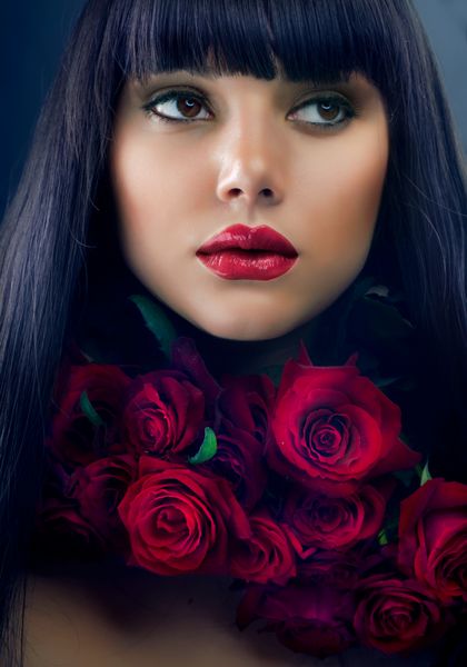 دختر زیبای مد با گل رز