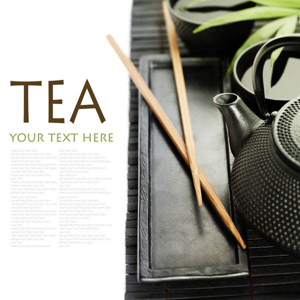 ست چای آسیایی روی حصیر بامبو چای سبز برگ نخل و چاپستیک با نمونه متن