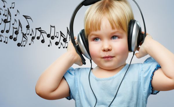 یک دختر بچه در حال گوش دادن به موسیقی