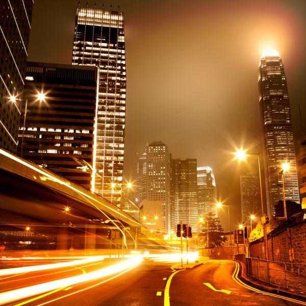 ماشین در حال حرکت با نور تار در شهر در شب