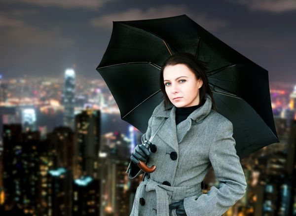 زن با چتر در شهر شبانه