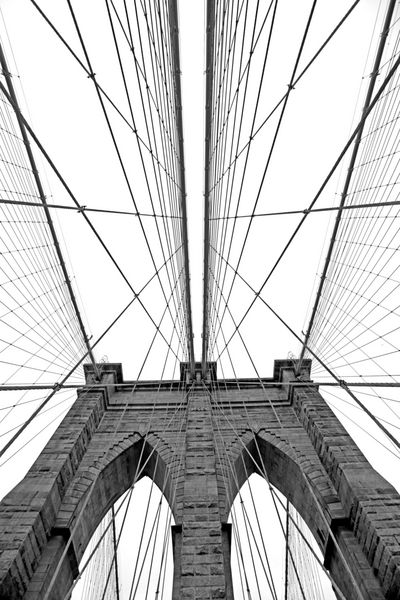 تصویر سیاه و سفید از پل بروکلین در نیویورک