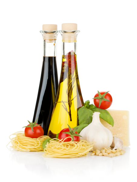 پاستا گوجه فرنگی ریحان روغن زیتون سرکه سیر و پنیر پارمزان جدا شده در زمینه سفید