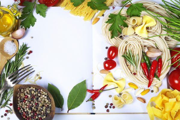 پاستا ایتالیایی با گوجه فرنگی سیر روغن زیتون و فلفل روی یک دفترچه یادداشت با sp برای متن