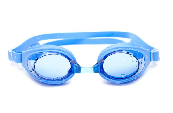 عینک آبی برای شنا با قطرات آب در پس زمینه سفید