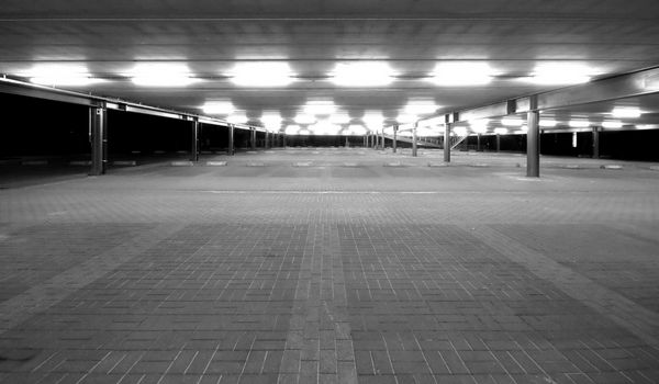 یک پارکینگ خالی و بزرگ در شب در سیاه و سفید