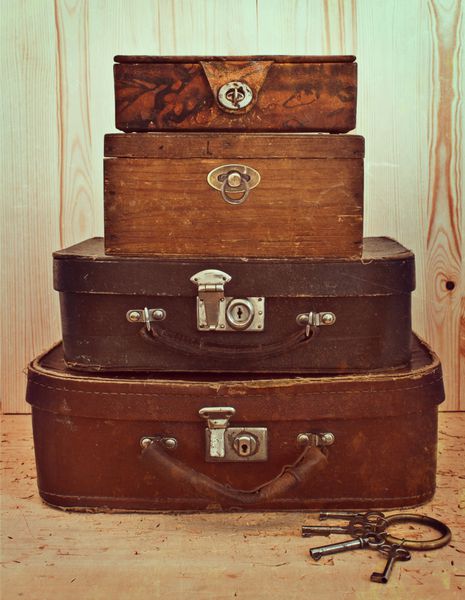 چمدان ها و جعبه های قدیمی روی هم