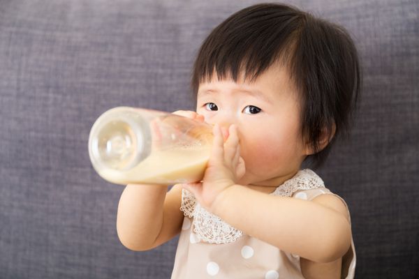 تغذیه نوزاد دختر آسیایی با شیشه شیر