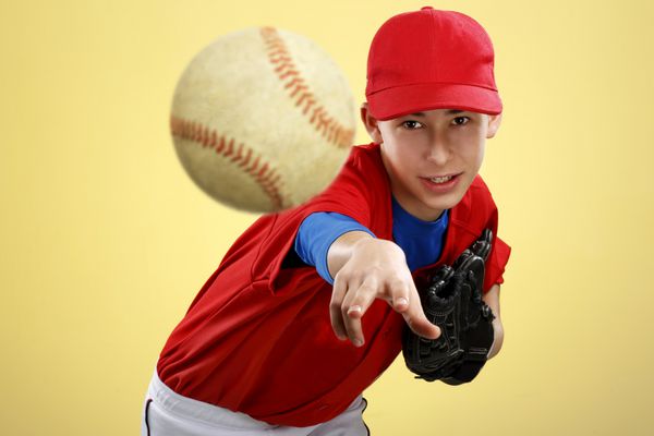 پرتره یک بازیکن بیسبال نوجوان زیبا با لباس قرمز و سفید un