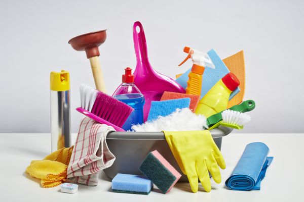 انباشته شدن محصولات تمیز کننده خانه در پس زمینه سفید