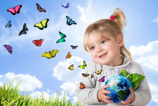 مفهوم محیطی جهان نگهدارنده کودک با پروانه های پرواز