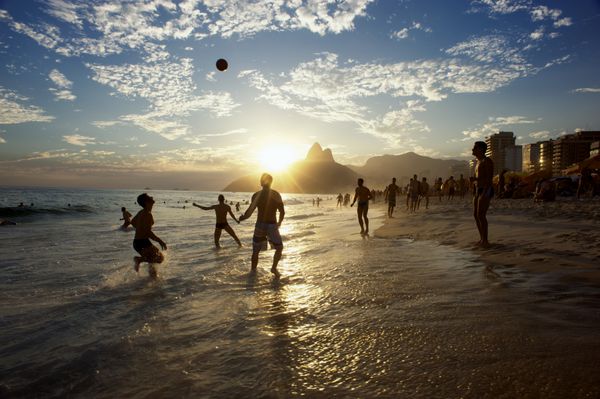 سیلوئت های برزیلی های کاریوکا در حال بازی فوتبال ساحلی آلتینیو