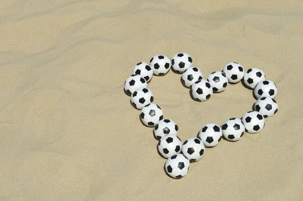 قلب عشق فوتبال ساخته شده با توپ فوتبال در ساحل