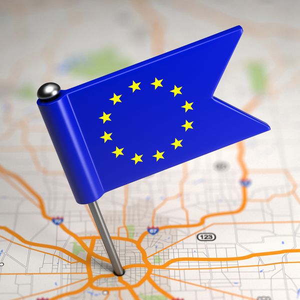 پرچم کوچک اتحادیه اروپا در پس زمینه نقشه