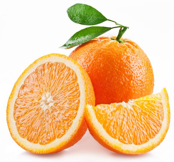 پرتقال با برش و برگ جدا شده در پس زمینه سفید