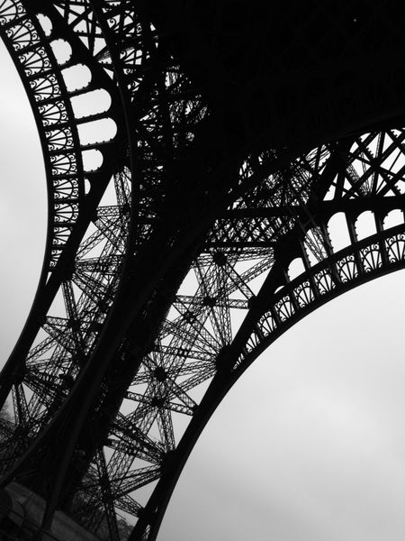 نمای کم زاویه برج ایفل پاریس فرانسه
