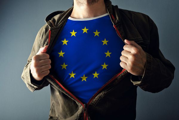 ژاکت مردی برای نمایان شدن پیراهن با پرچم اتحادیه اروپا