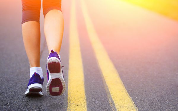 پاهای زن دونده در حال دویدن در جاده دویدن
