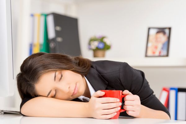 زن جوان هنگام کار در خواب است