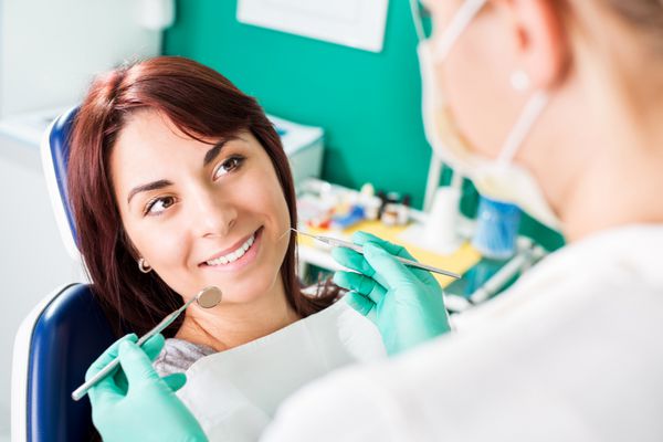 زن خندان در دندانپزشک